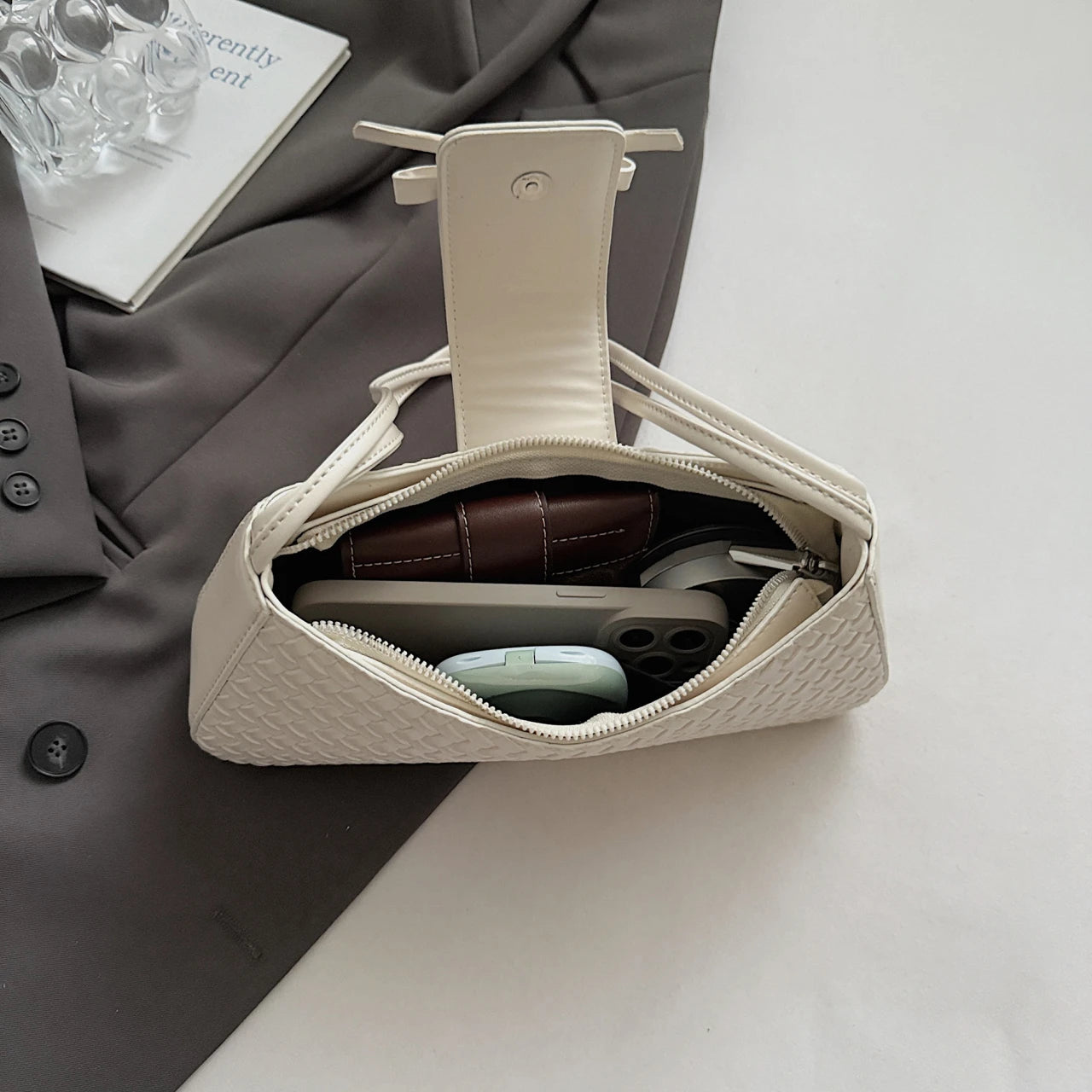 Women handbags. Retro bag women's large capacity 2025 new summer Joker leisure niche design weaving one-shoulder underarm bag