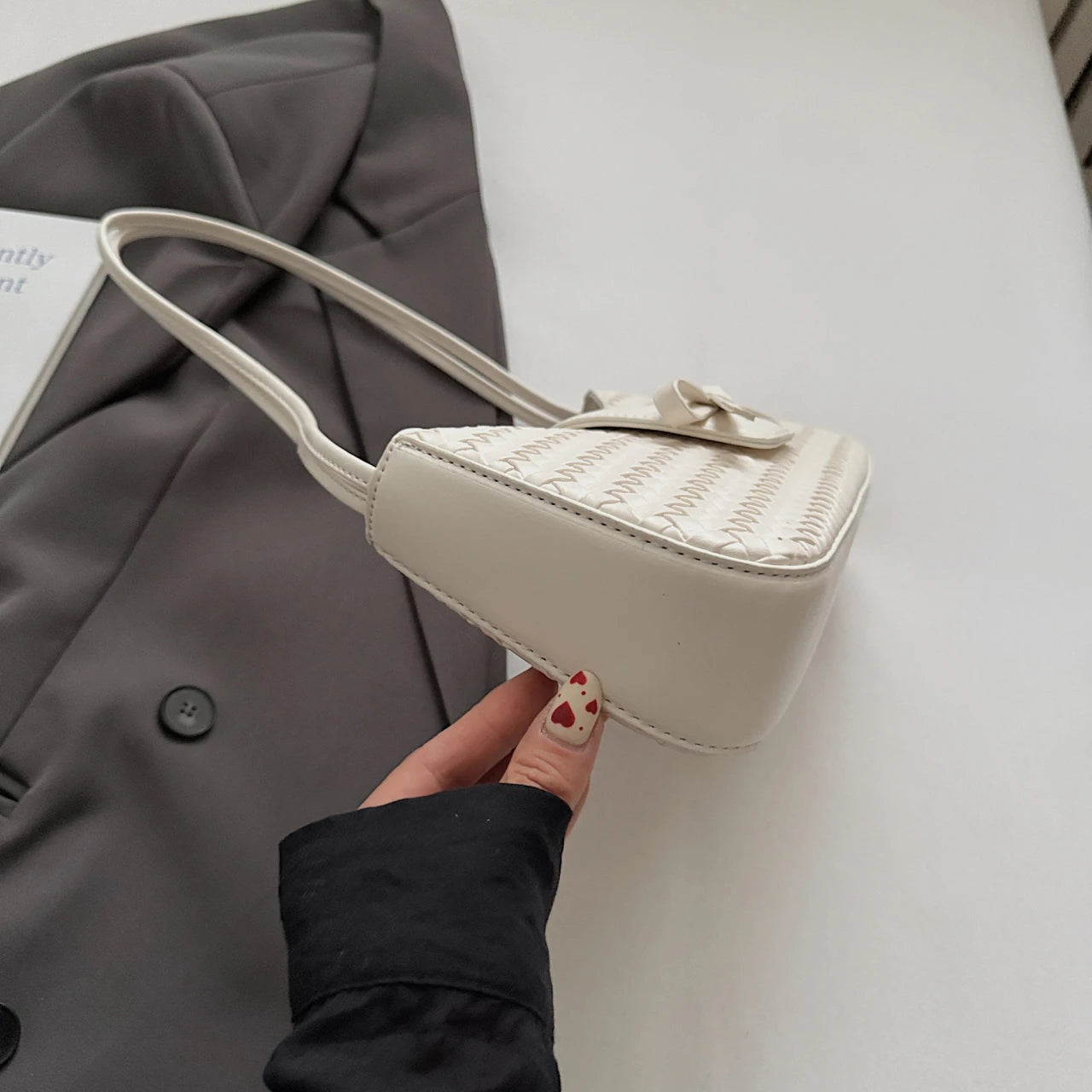 Women handbags. Retro bag women's large capacity 2025 new summer Joker leisure niche design weaving one-shoulder underarm bag