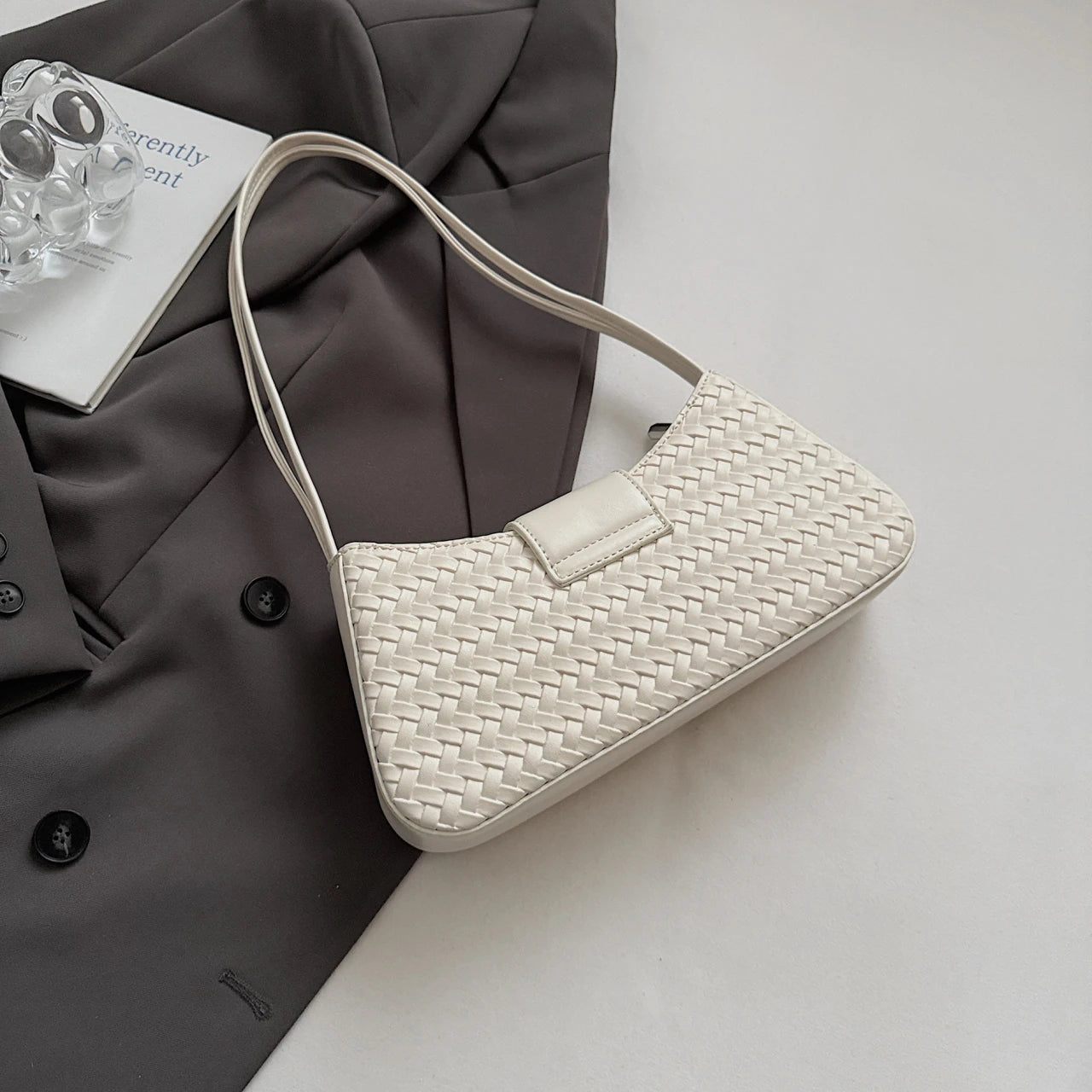 Women handbags. Retro bag women's large capacity 2025 new summer Joker leisure niche design weaving one-shoulder underarm bag