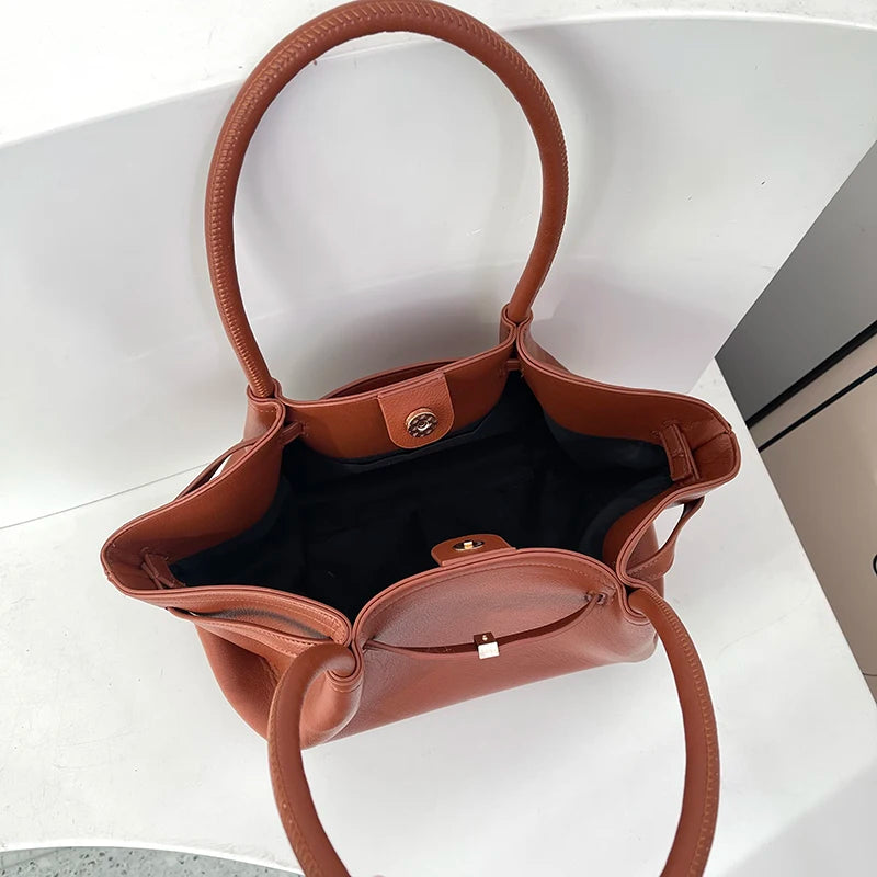 Tote bag for women with a high-end feel, unique design, large capacity, and retro style for commuting and carrying.