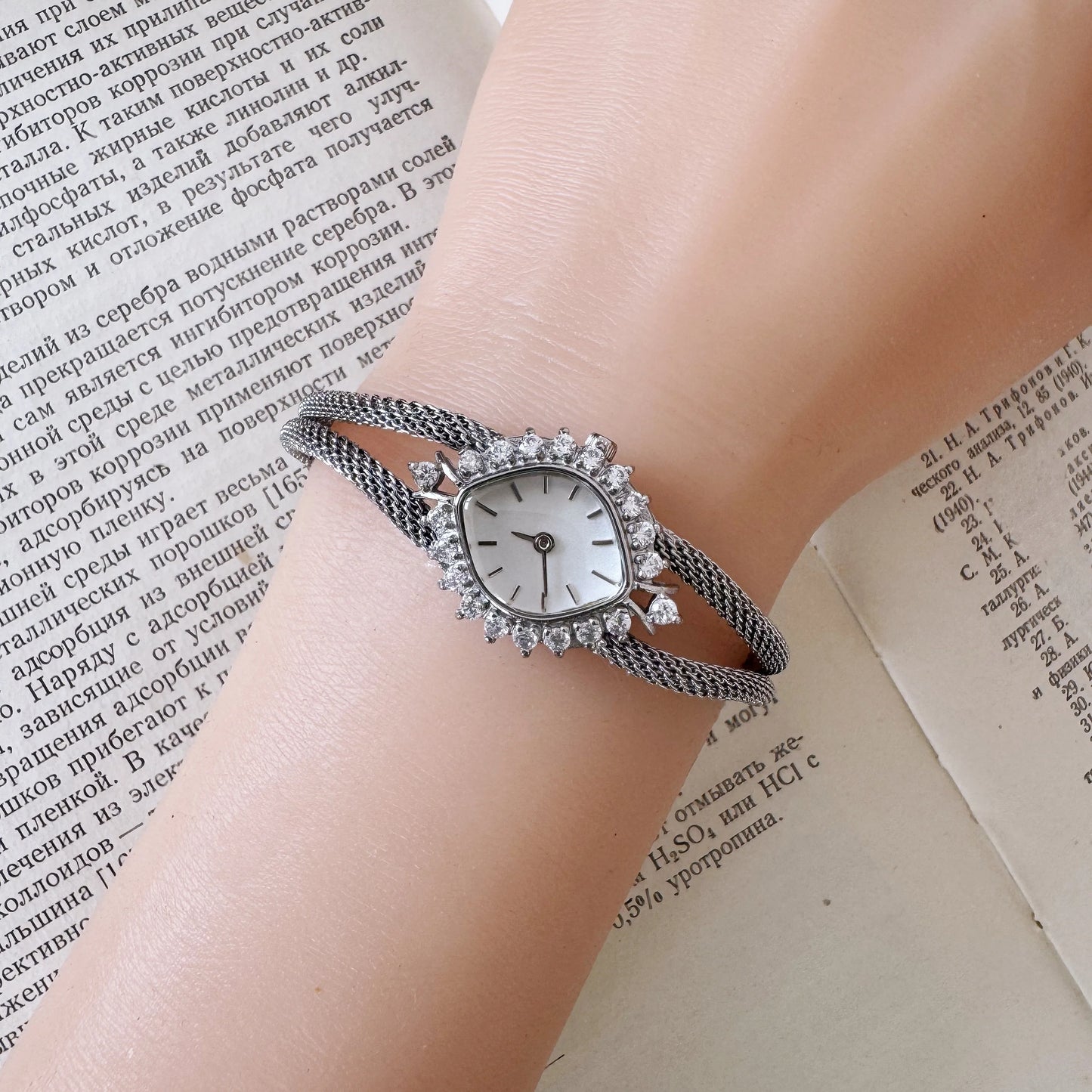 Vintage style retro light luxury exquisite high-end women's watch fashionab Diamonds Crystal High quality