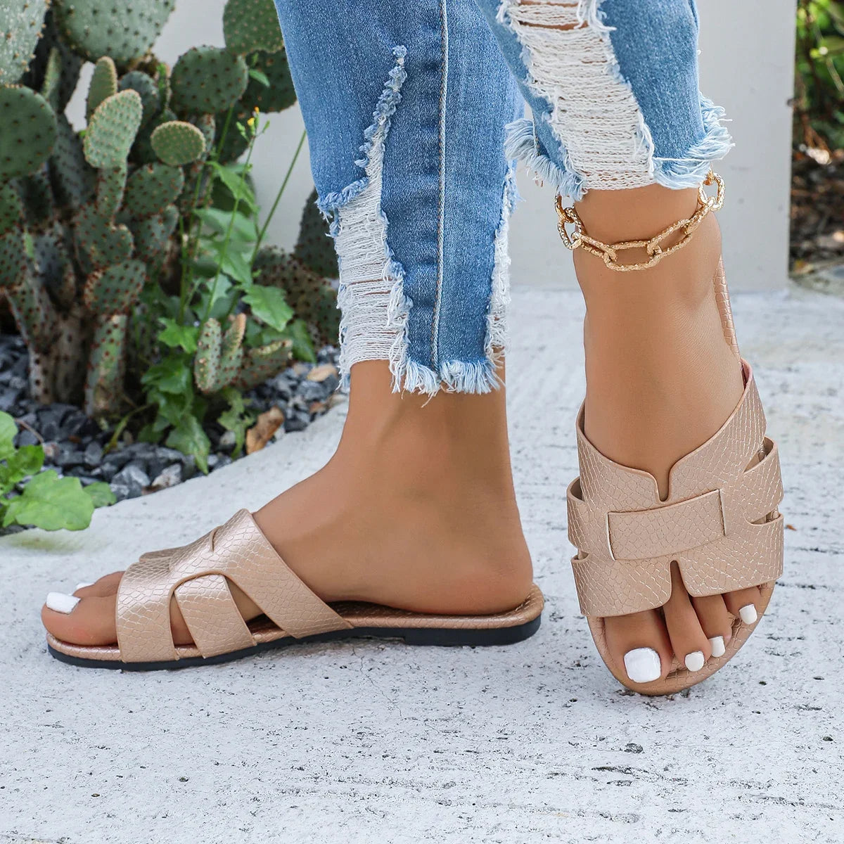 Women's flat sandals in rose gold with exposed heels, casual beach shoes for indoor and outdoor wear, comfortable slippers