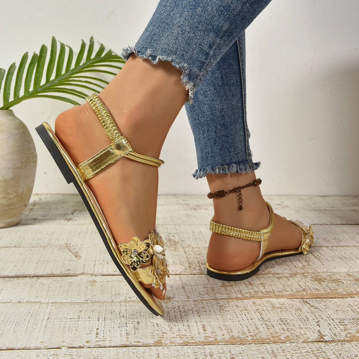 Fashion Women Sandals Summer New Style Gold Narrow Strap Ladies Flip Flops 2025outdoor Comfortable Walking Flat Shoes Large Size
