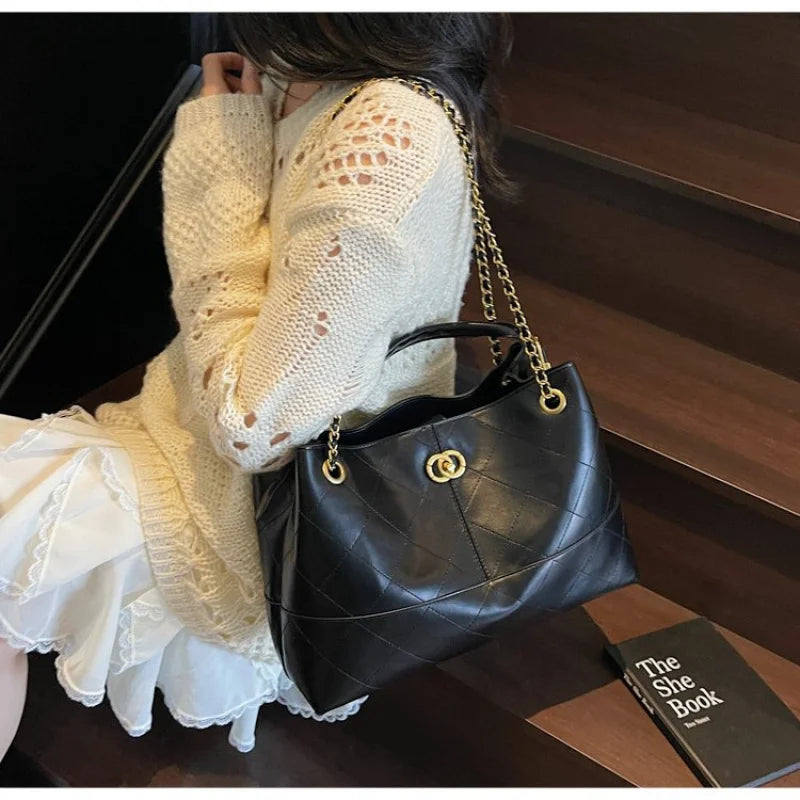 Chic Women's Handbag From Famous Designer In Soft Leather With Popular Classic Appeal And Comfortable Handle