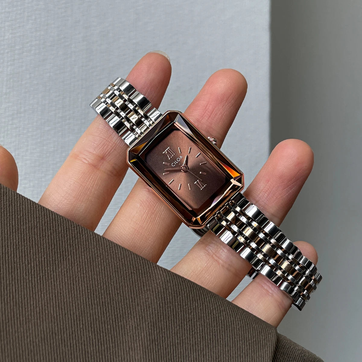 2025 women's retro watch women's light luxury niche art high-end watch women's ladies brand authentic