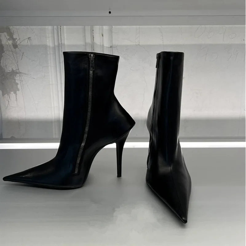 Arden Furtado 2024 Pointed toe Thin heels Side zipper Motorcycle boots Super high heel Modern boots Extra large size Short boots