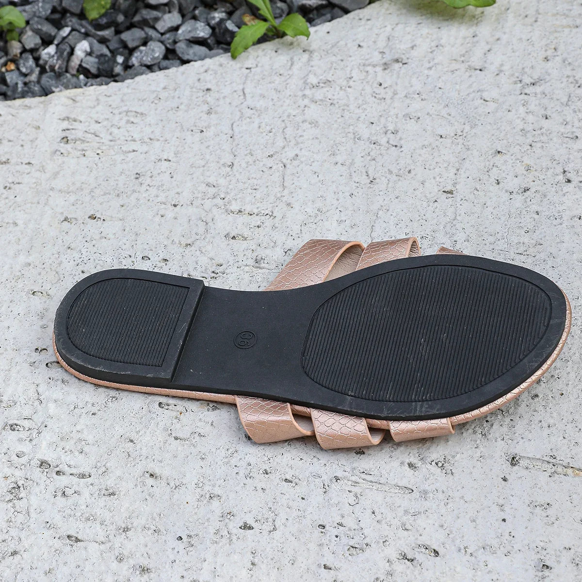 Women's flat sandals in rose gold with exposed heels, casual beach shoes for indoor and outdoor wear, comfortable slippers