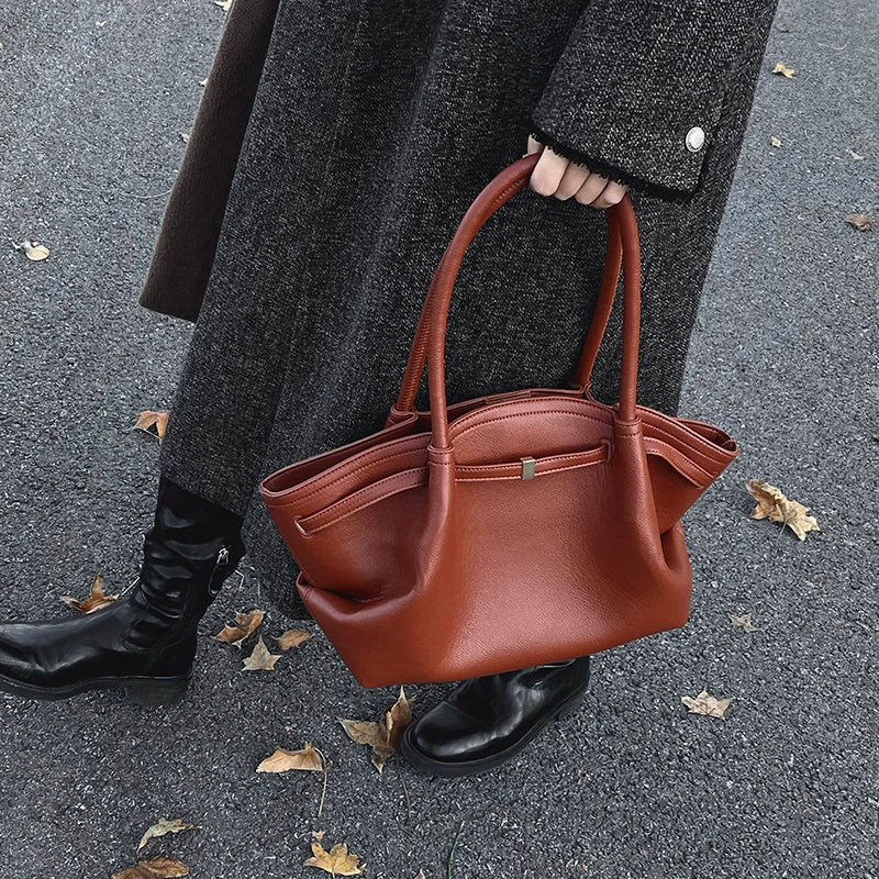 Tote bag for women with a high-end feel, unique design, large capacity, and retro style for commuting and carrying.