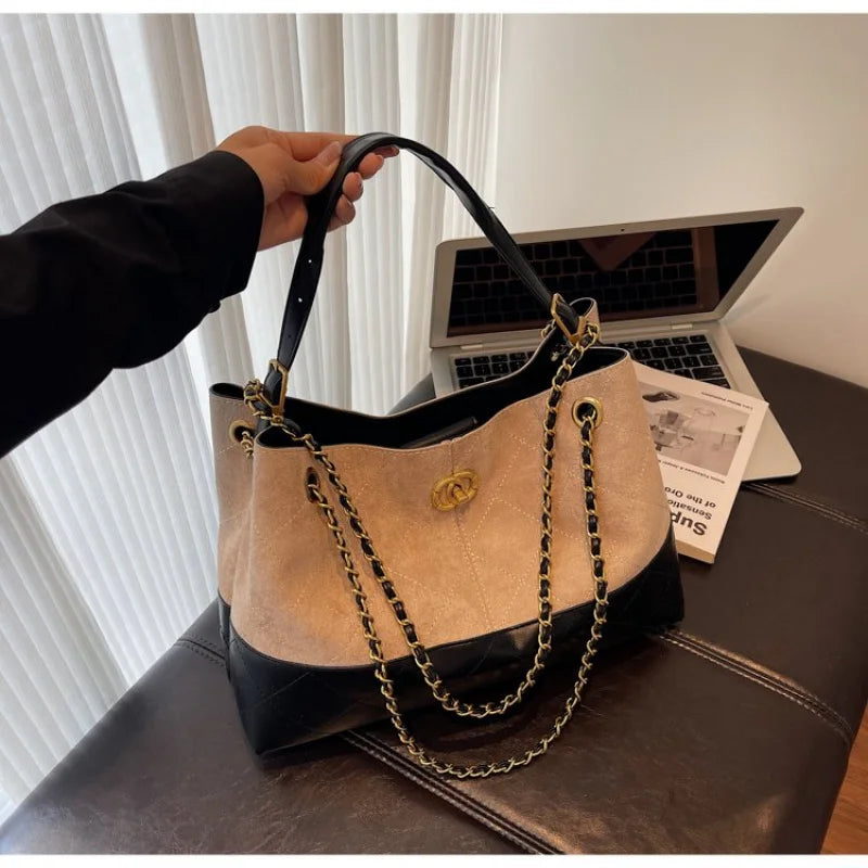 Chic Women's Handbag From Famous Designer In Soft Leather With Popular Classic Appeal And Comfortable Handle
