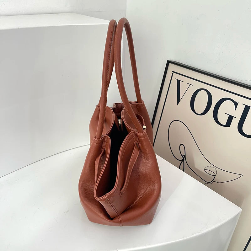 Tote bag for women with a high-end feel, unique design, large capacity, and retro style for commuting and carrying.