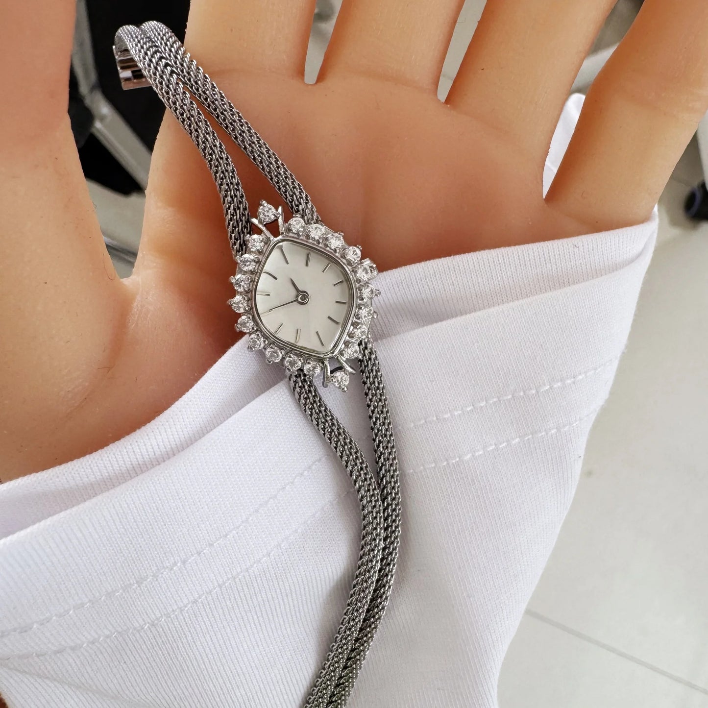 Vintage style retro light luxury exquisite  high-end  women's watch fashionab Diamonds  Crystal  High quality