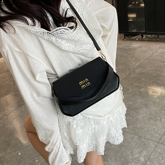 Unique Vintage Trendy Design Handbag For Women In High-End Leather With Solid Color And Simple Crossbody Bag Fashion Show