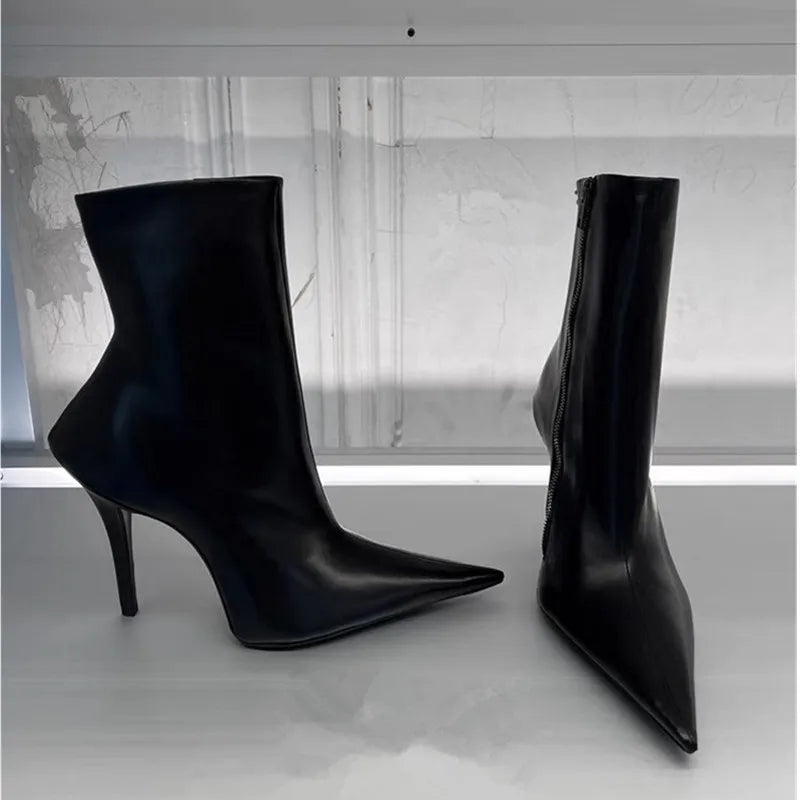 Arden Furtado 2024 Pointed toe Thin heels Side zipper Motorcycle boots Super high heel Modern boots Extra large size Short boots