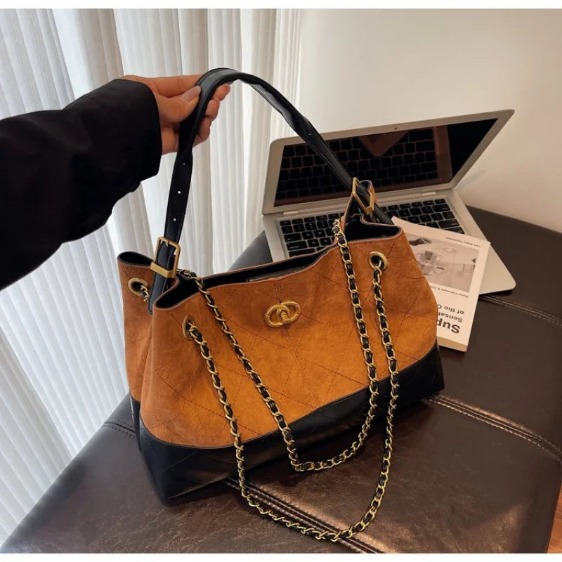 Chic Women's Handbag From Famous Designer In Soft Leather With Popular Classic Appeal And Comfortable Handle