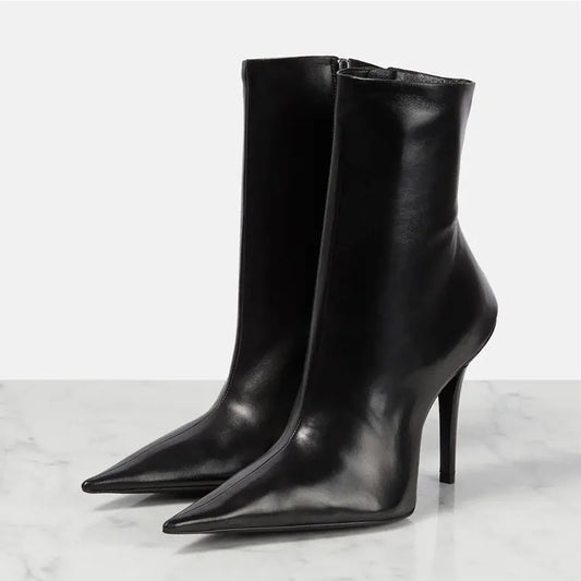 Arden Furtado 2024 Pointed toe Thin heels Side zipper Motorcycle boots Super high heel Modern boots Extra large size Short boots