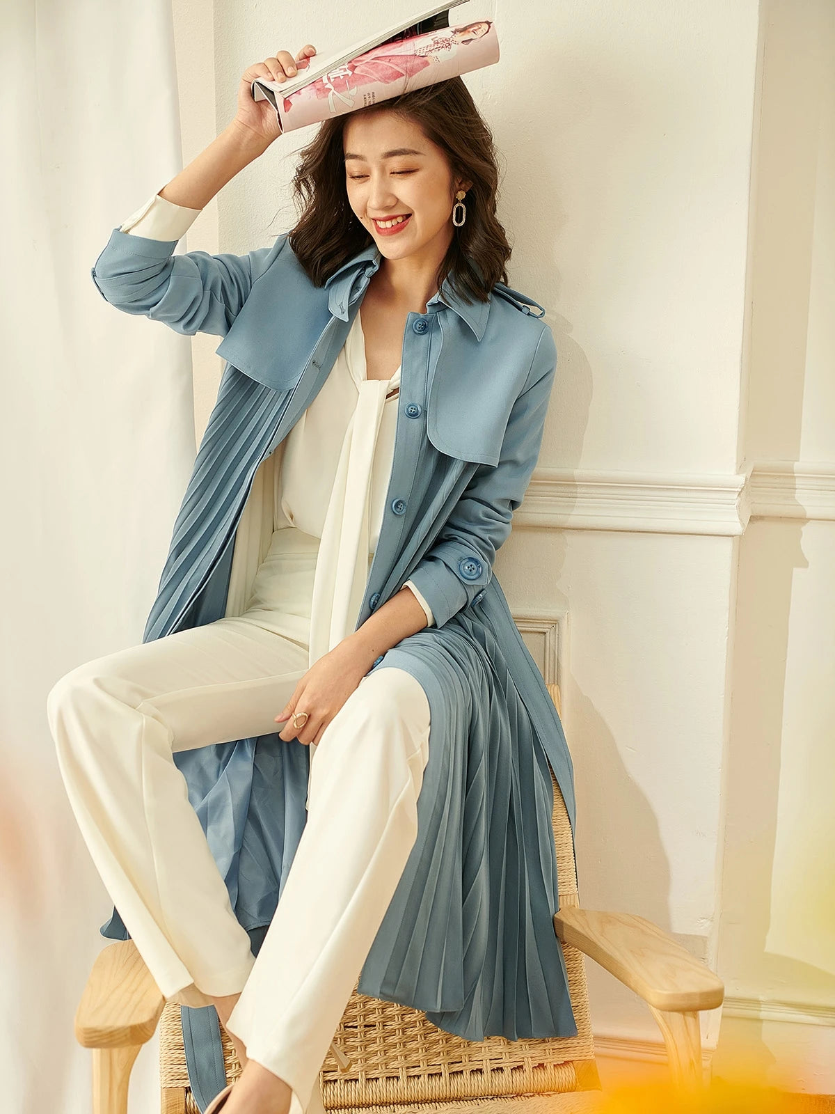 Ladies New 2023 Spring High-End Commuter Blue Trench Coat for Women Fashion Stitching Pleated Hem Loose Elegant Long Trench