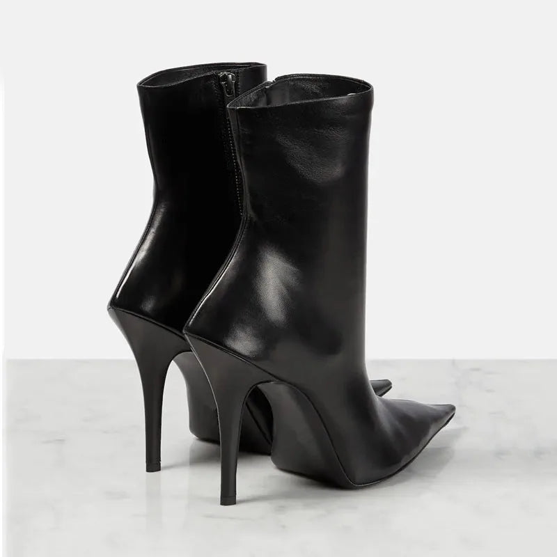 Arden Furtado 2024 Pointed toe Thin heels Side zipper Motorcycle boots Super high heel Modern boots Extra large size Short boots