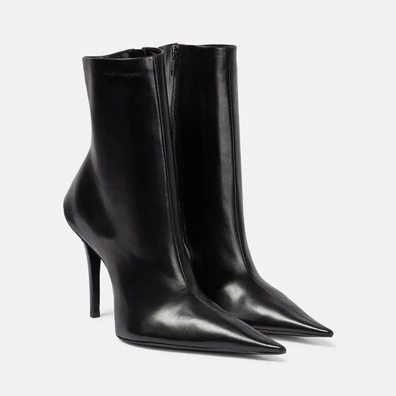 Arden Furtado 2024 Pointed toe Thin heels Side zipper Motorcycle boots Super high heel Modern boots Extra large size Short boots