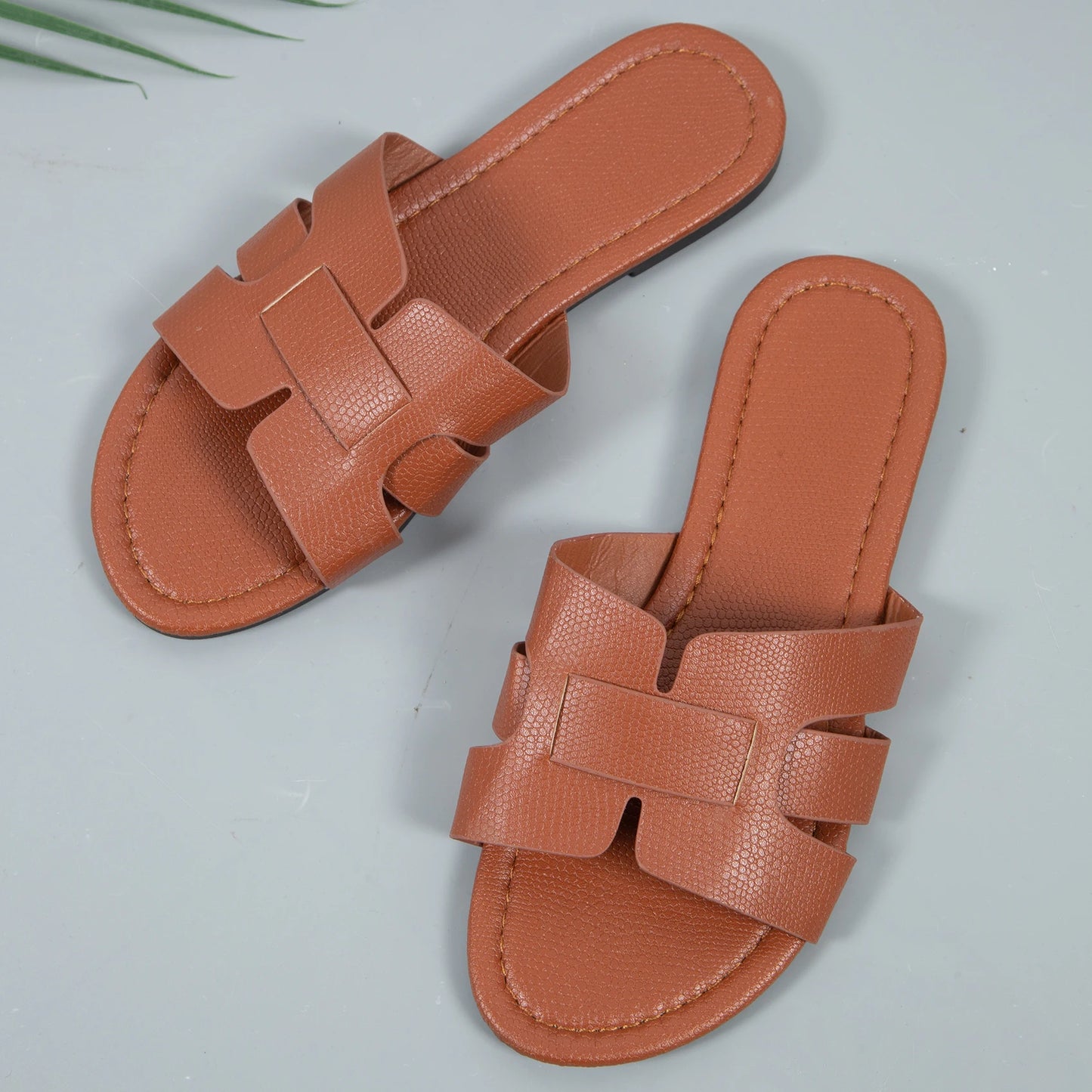 Women's flat sandals in rose gold with exposed heels, casual beach shoes for indoor and outdoor wear, comfortable slippers