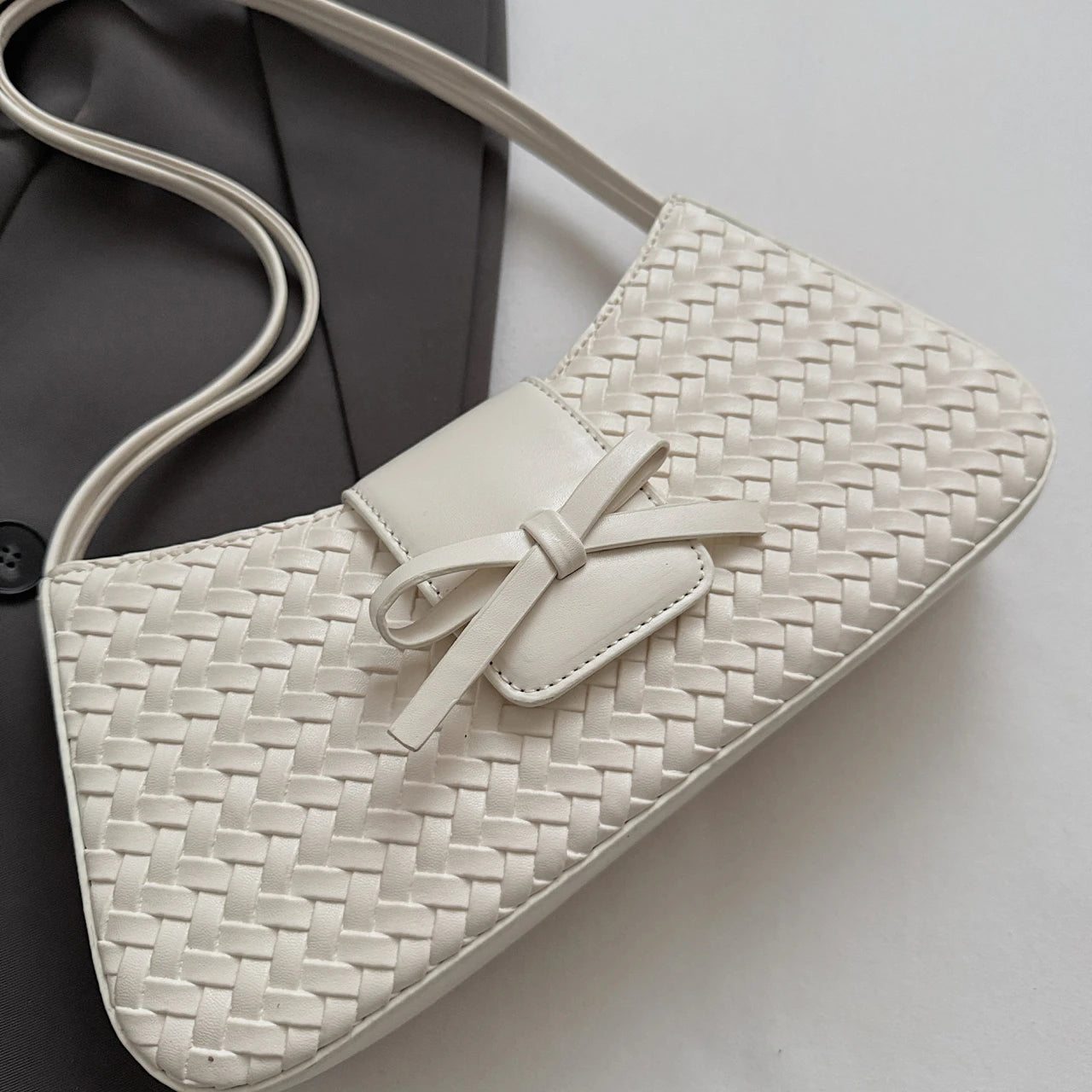 Women handbags. Retro bag women's large capacity 2025 new summer Joker leisure niche design weaving one-shoulder underarm bag