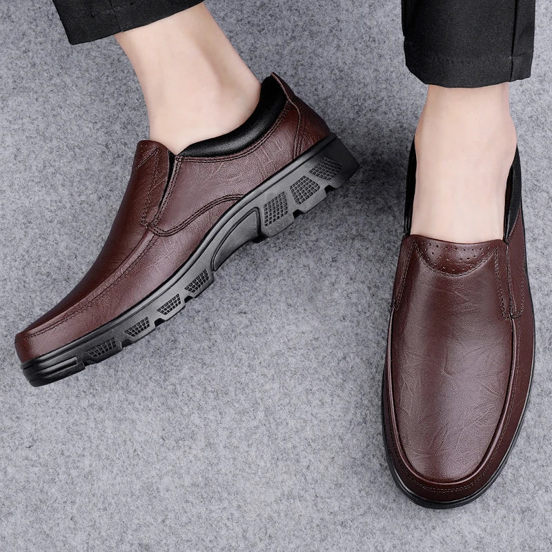 Classic Brand Men's Genuine Leather Casual Shoes Thick Soled Winter Plush Cotton Shoes Men's Outdoor Commuting Work Shoes