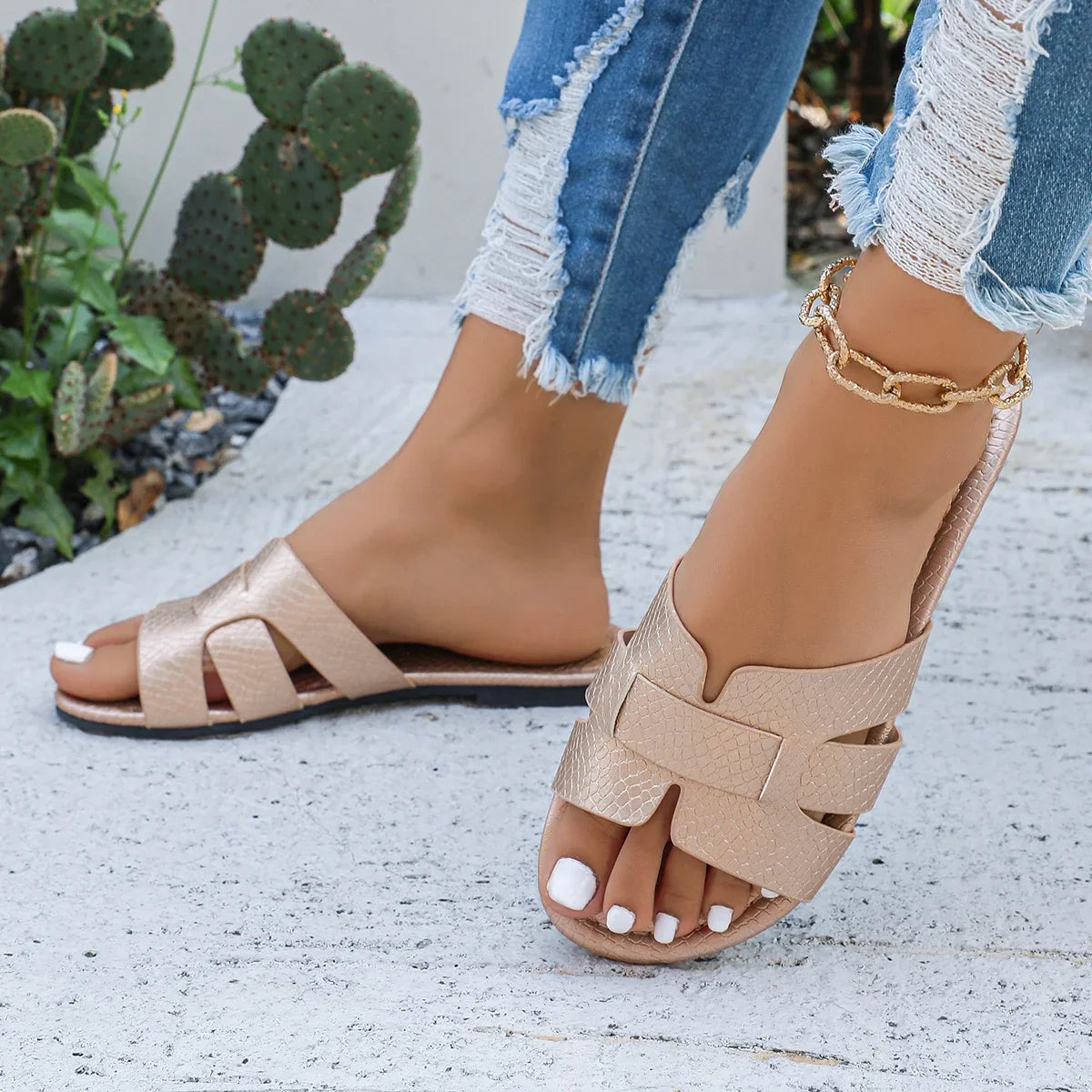 Women's flat sandals in rose gold with exposed heels, casual beach shoes for indoor and outdoor wear, comfortable slippers